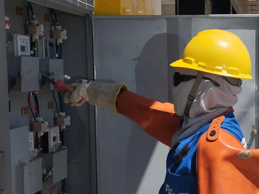 Profissional utilizando equipamentos de proteção em atividade de manutenção elétrica